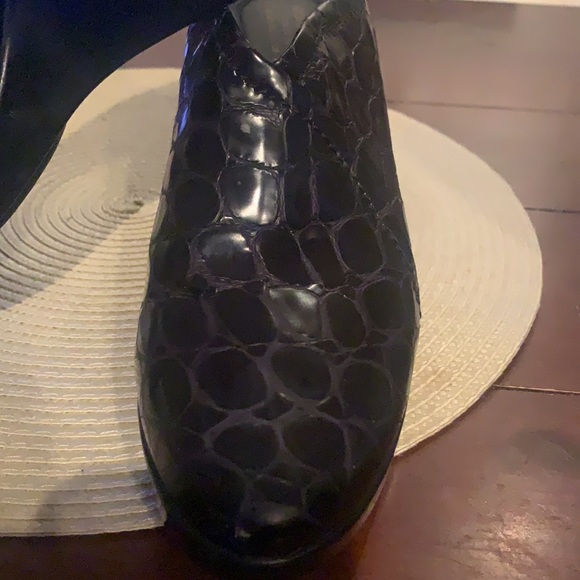 Donald J Pliner “Josey” mules. Black leather size 9.5 Wms.  Embossed stone look - Picture 2 of 6